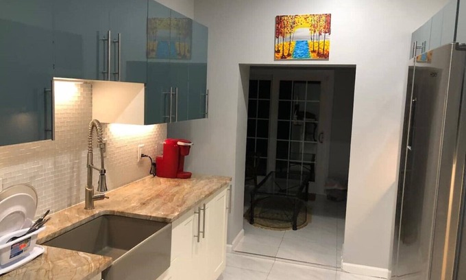 Spruce Hill House | 15 Under 1 Roof. Luxury. University City. Friends & Family Gatherings.
