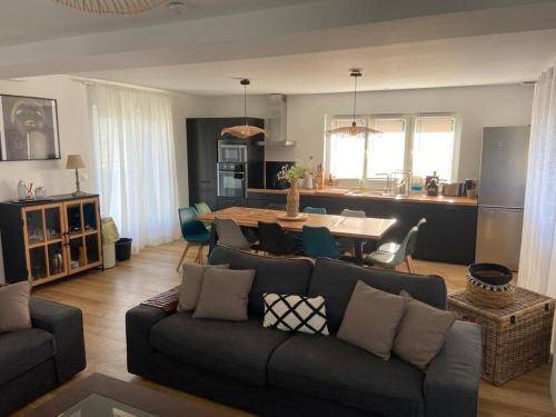 Saint-Laurent-sur-Mer House | 150 m² House ∙ 4 bedrooms ∙ 10 guests