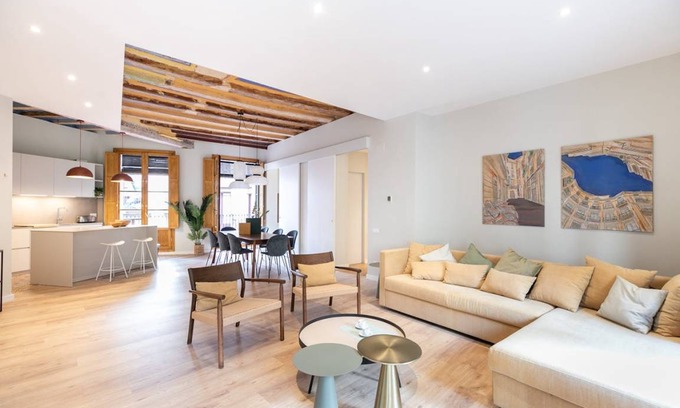 Gothic Quarter Apartment | 150 m² Apartment ∙ 3 bedrooms ∙ 5 guests