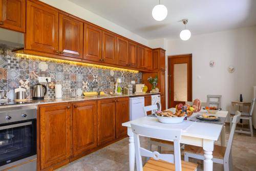 Neapoli Apartment | 150 m² Apartment ∙ 2 bedrooms ∙ 6 guests