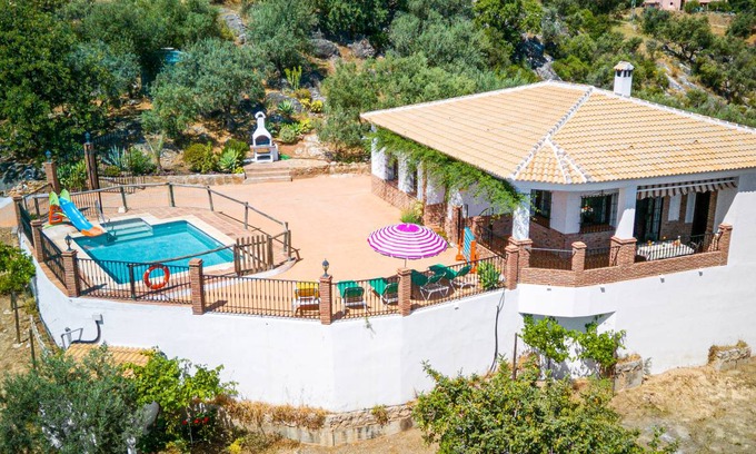 Comares Ski Chalet | 150 m² Chalet ∙ 3 bedrooms ∙ 9 guests