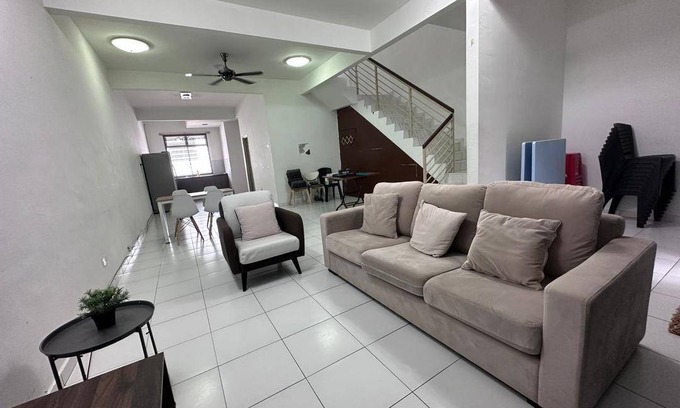 Taman Desa Tebrau House | 150 m² House ∙ 4 bedrooms ∙ 16 guests