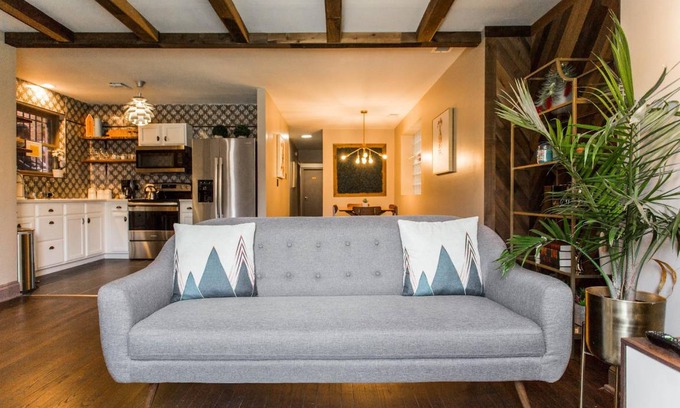 Bronzeville House | 150 m² House ∙ 3 bedrooms ∙ 6 guests