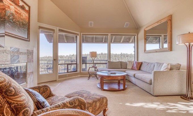 Century West Condo | 151 m² Condo ∙ 3 bedrooms ∙ 8 guests