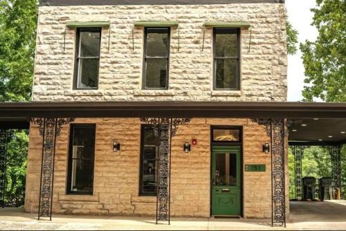 Eureka Springs Historic District House | 151 Spring Downtown Eureka Springs Suite E
