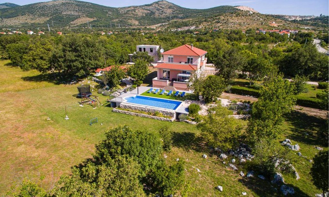 Dugopolje House | 153 m² House ∙ 5 bedrooms ∙ 11 guests