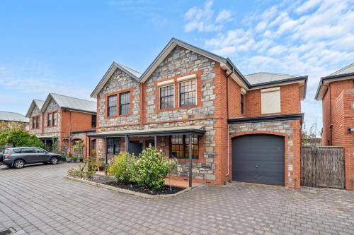 Glenelg East House | 156 m² House ∙ 3 bedrooms ∙ 5 guests