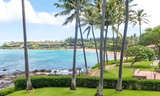 Napili Apartment | 157 Ten Star Reviews out of 157, AMAZING, Maui Magic, A206 with AC, BEACHFRONT