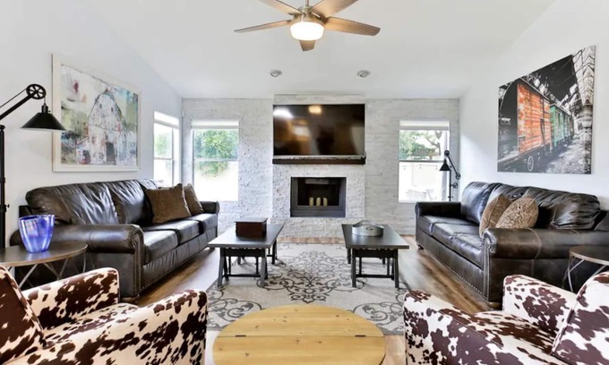 Chandler House | 15min 2 Old Twn,Hot Tub,Pool,FirePit,Pool Tbl,K9ok