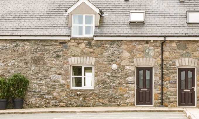 Llangefni Cottage | 16 CEFN CWMWD COTTAGES, family friendly, with a garden in Llangefni