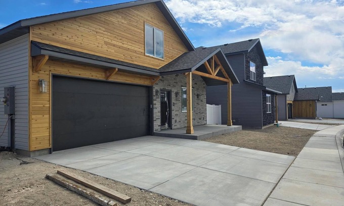 Elko House | #16 Charming 3-bedroom house with WiFi, AC in brilliant Elko