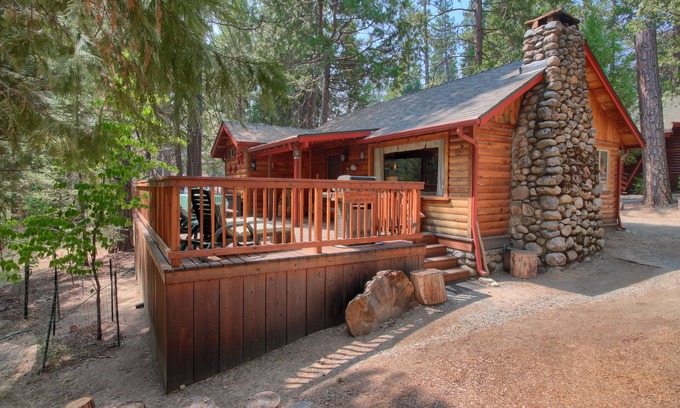 North Wawona Cabin | (16) Chipmunks Holiday at The Redwoods In Yosemite