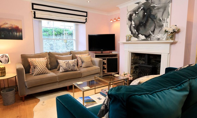 Salcombe Cottage | 16 COURTENAY STREET, family friendly, with a garden in Salcombe