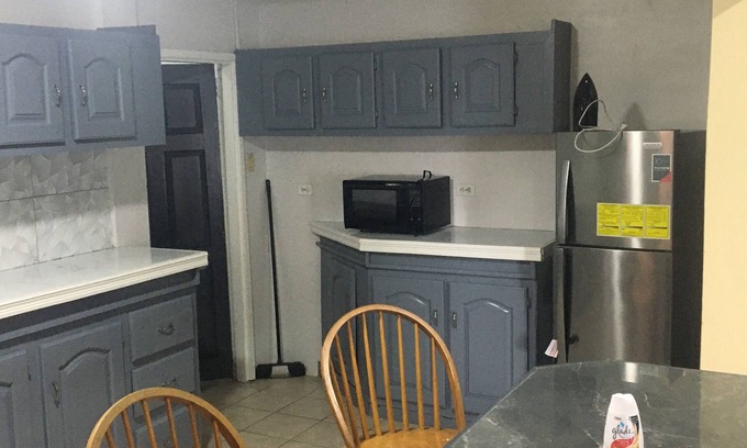 Georgetown Apartment | 16 stone Ave apt cambaville G/Town n2 min from movie town and the Giftland mall