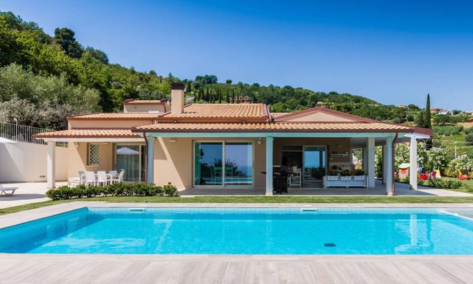 Acquaviva Picena Villa | 160 m² Villa ∙ 4 bedrooms ∙ 9 guests