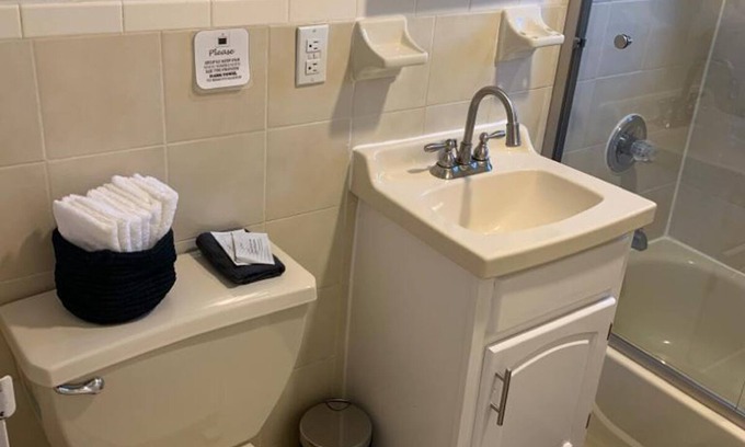 Industry Apartment | 1631 2H · Adorable 2bed Apt/20min to NYC-Parking Avail .