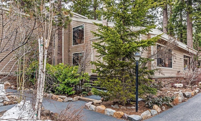 Incline Village Condo | 168 Forest Pines - walk to Lakeshore Blvd community pool and hot tub