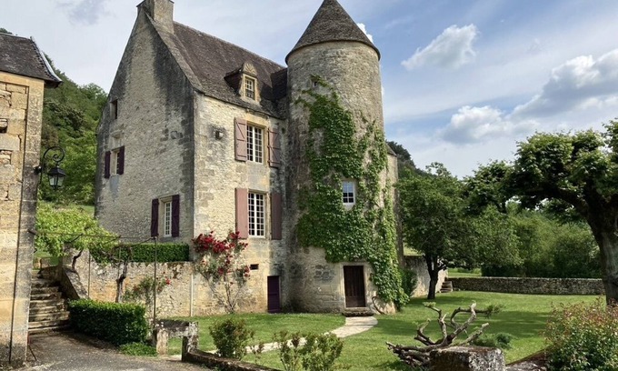 Vezac House | 16th Century Manoir; Large Ensuite Bedrooms, Original Features, Many Steps!