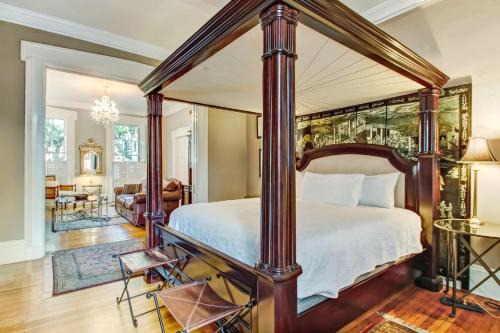Historic Downtown Savannah Apartment | 17 E Jones Street Parlor