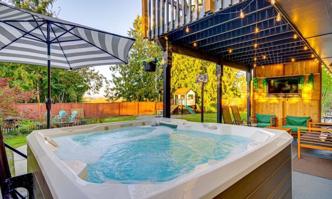 Mount Vernon House | 170) Massive 4 bedroom with Hot Tub!