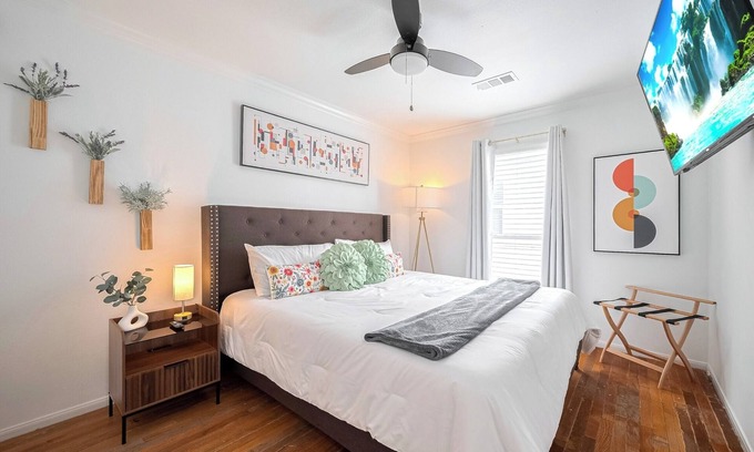 Hyde Park Apartment | 1716 Fairview 1KING/1BA Top Apt. Duplex Pets Ok!