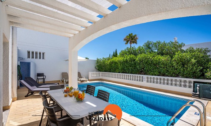 Albufeira Villa | 172 m² Villa ∙ 4 bedrooms ∙ 8 guests