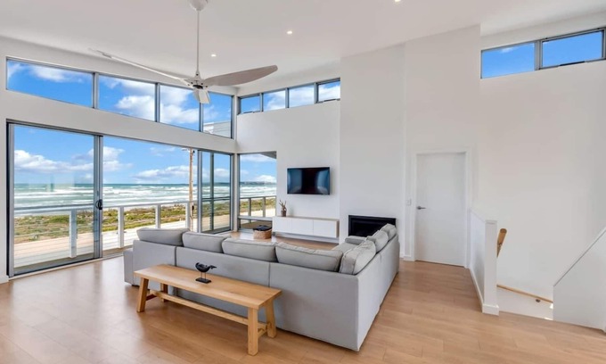 Middleton House | 172 Surfers - Beachfront - Wi-Fi