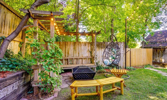 Downtown Salt Lake City Cottage | 176 m² Cabin ∙ 2 bedrooms ∙ 4 guests