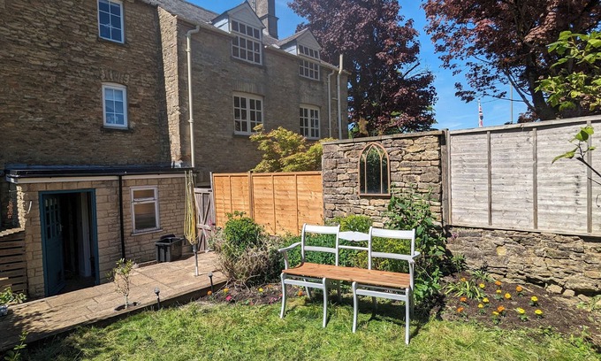 Chipping Norton Cottage | 17th Century Borough Cottage -heart of Chipping Norton. Family and pet friendly!
