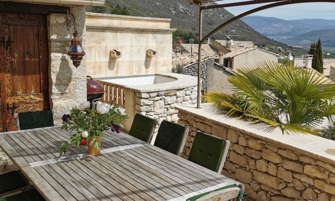 Banon House | 17th century house on the outskirts of the charming medieval village of Banon.