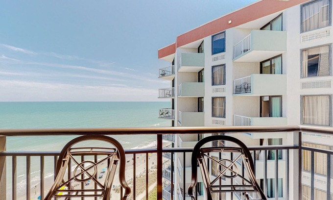 Myrtle Beach Apartment | 17th-floor ocean-view studio with pool, hot tub, AC & WiFi - snowbird-friendly