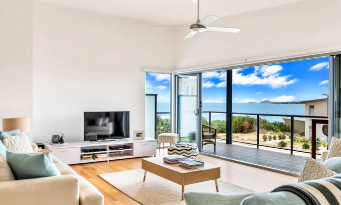 Port Elliot House | 18 Boomer - Ocean Views - Luxury - Wi-Fi