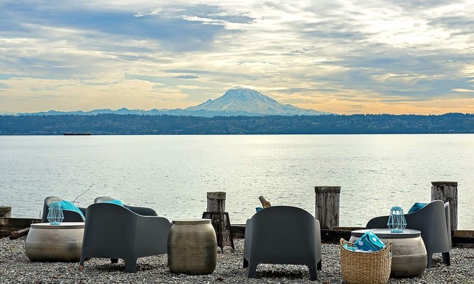 Burley House | 180 feet of low bank waterfront! Seclusion with incredible views of Mt Rainier
