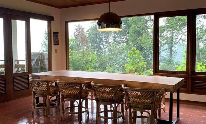 Megamendung House | 180 m² House ∙ 5 bedrooms ∙ 20 guests