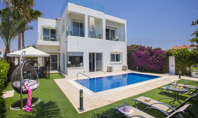 Ayia Thekla Villa | 180 m² Villa ∙ 5 bedrooms ∙ 10 guests