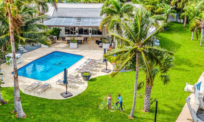 17th Street Causeway House | 180' of Waterfront | Heated Pool | Walk To Beach | Paradise Point Key | RESIDENCES