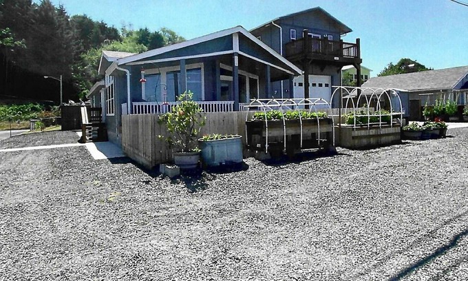 Winchester Bay House | 1800 sq ft New Home within 2 blocks of sand dunes, Umpqua River, marina, & town
