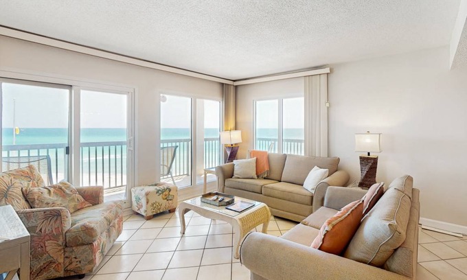 Sunnyside Condo | 184 m² Condo ∙ 3 bedrooms ∙ 8 guests