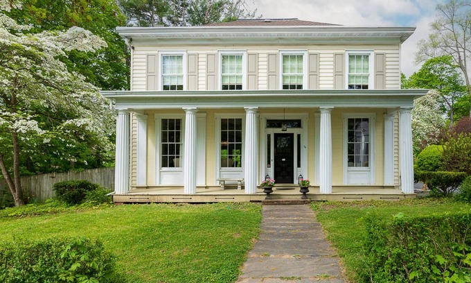 Saugerties House | 1844 Colonial Classic 3BR, 3Bath, Large yard & pool & Great Location