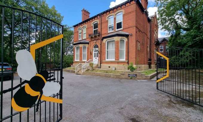 Ashton-under-Lyne House | 186 m² House ∙ 6 bedrooms ∙ 20 guests