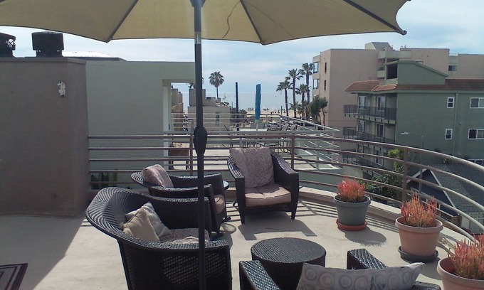 Venice Apartment | 1877sf 2BD 2 BA & PRIVATE ENCLOSED ATTACHED 2 CAR GARAGE