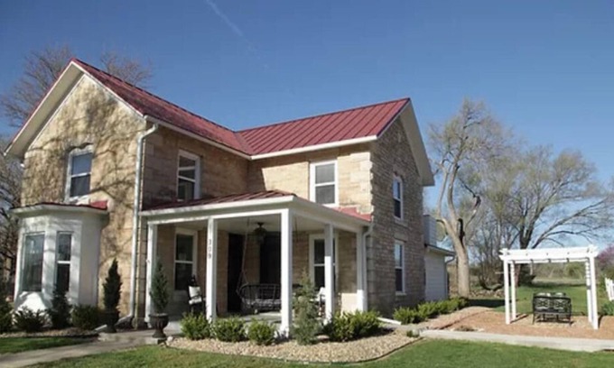 Cottonwood Falls House | 1879 Stone House- 3 bedroom