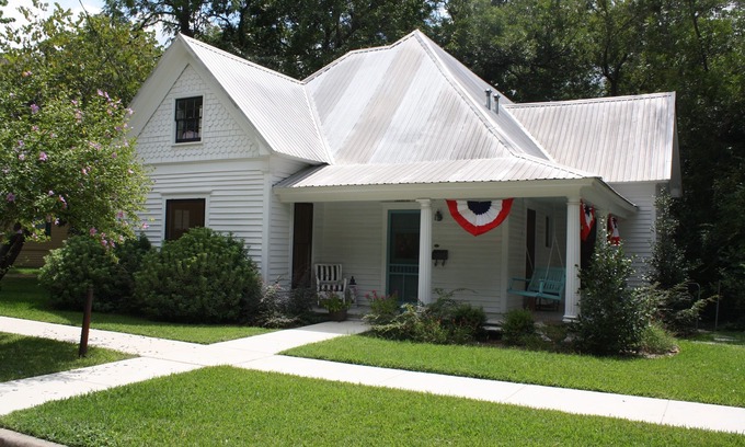 Waxahachie House | 1895 Victorian home featured in
