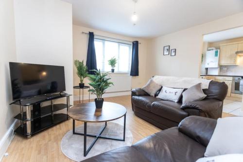 Swindon Apartment | 18FWC, 2 Bedroom, Sleeps 4, Town Centre Location, Secure Parking