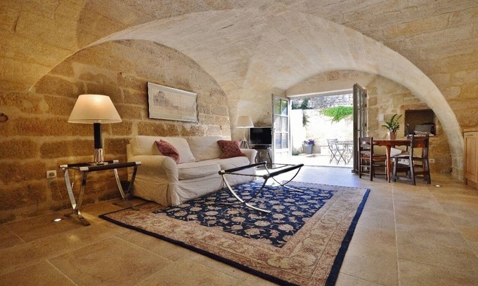 Uzes House | 18th century property in Uzès historical Center with courtyard and fountain