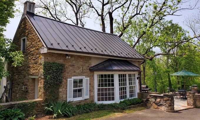 Middleburg Cottage | 18th Century Stone Cottage minutes from historic Middleburg