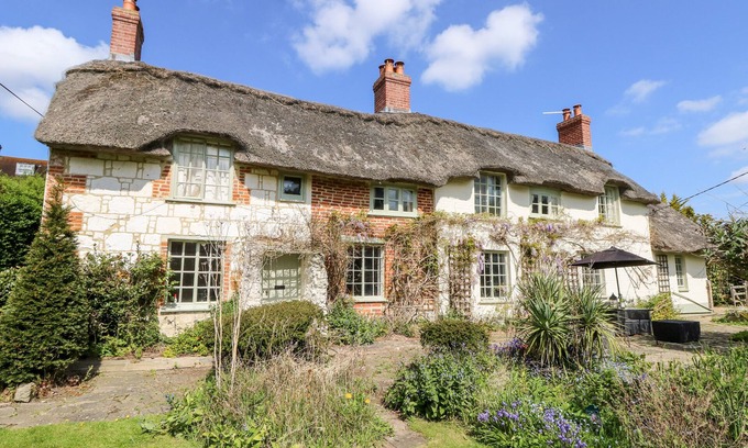 Newport Cottage | 19 CLATTERFORD SHUTE, pet friendly, with a garden in Carisbrooke