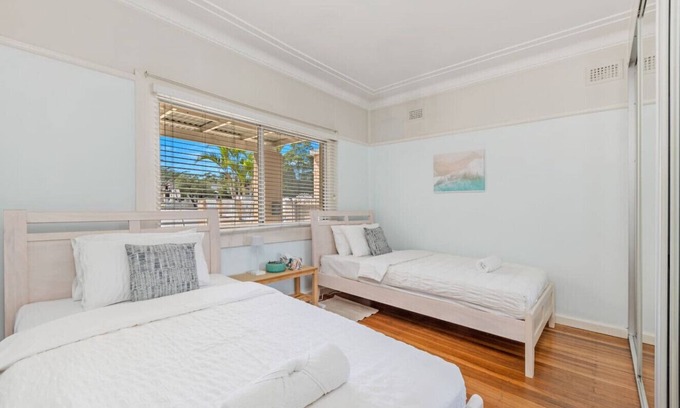 Sans Souci House | 19-Guest Dual Home Near Beach