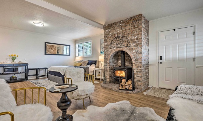 Manchester Apartment | 19 Mi to Seattle: Port Orchard Studio w/Views