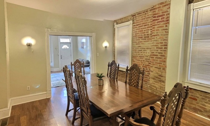 Cumberland House | 1900s Downtown Rowhouse, walkable, historic, pet friendly, spacious.
